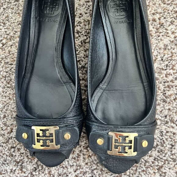 Tory Burch Logo Amanda Low Heel Wedge Shoes Black Leather Peep Toe Pumps Size 7 - Picture 3 of 6
